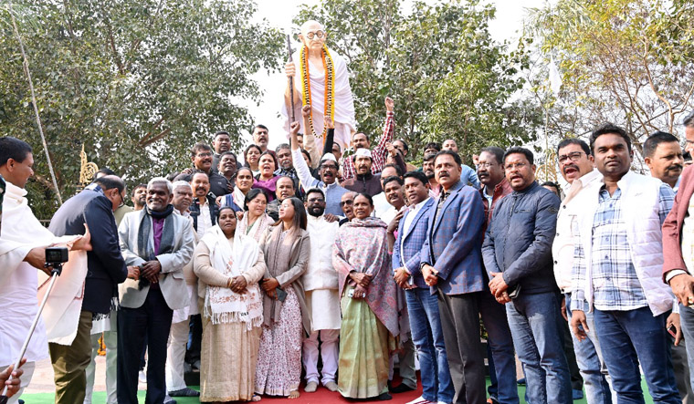 Being 'untraceable' for hours, Jharkhand CM Soren pays tributes to Mahatma Gandhi - Vimarsana News